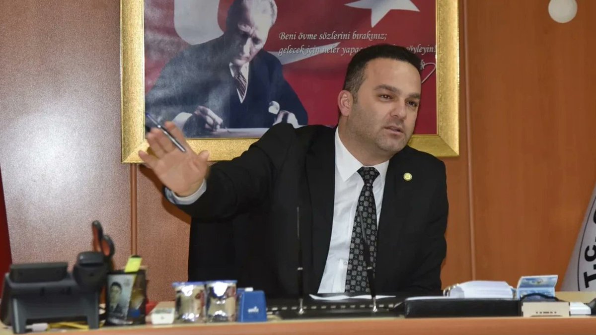 gztselim's tweet photo. CHP'Lİ BAŞKANDAN TACİZ MESAJLARI

“Cinsel taciz” suçlamasıyla tutuklanan CHP’li Görele Belediye Başkanı Hasbi Dede’nin, 16 yaşındaki bir kıza attığı iddia edilen mesajlar: 

Beni etkiliyorsun, aklımdaydı sana yazmak.

Sakın annene söyleme.

Beni beğeniyor musun?

Sence nasıl görünüyorum?

Sevgilin olabilir, sorun yok.

(Sabah)
