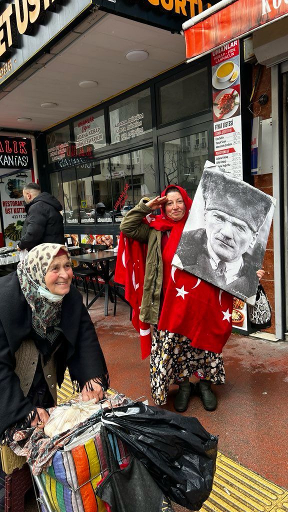 samsunkenthaber's tweet image. KAYIP ARANIYOR: #Samsun sokaklarında her gün gezerek İstiklal Marşı- Andımızı okuyan ve son dönemde de sırtında Türk Bayrağı ve elinde #Atatürk posteriyle gezen Arzu, 3 gündür #kayıp. Görenlerin, yerini bilenlerin emniyet güçlerine bilgi vermesi bekleniyor.