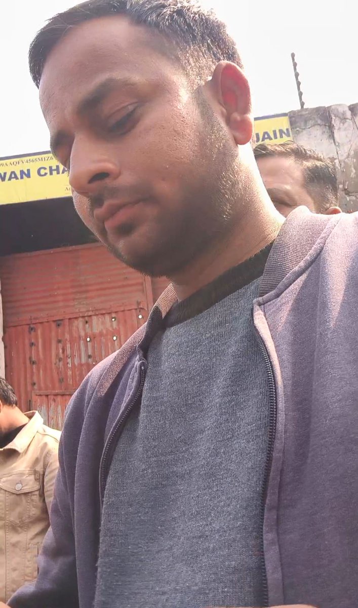 sachchikalam's tweet photo. #Agra- थाना एत्माद्दौला के रामबाग पर फर्जी फाइनेंसकर्मियो का आतंक,जबरन छीन रहे हैं गाड़ियां,सुप्रीम कोर्ट के आदेशों की उड़ रही है धज्जियां,मारपीट पर उतारू हो जाते हैं फाइनेंसकर्मी ,नहीं हो रही कार्यवाही
@agrapolice @Uppolice @DCPCityAgra @dgpup @CPAgra_ @myogioffice @AddCPAgra https://t.co/vpFKID6EsG