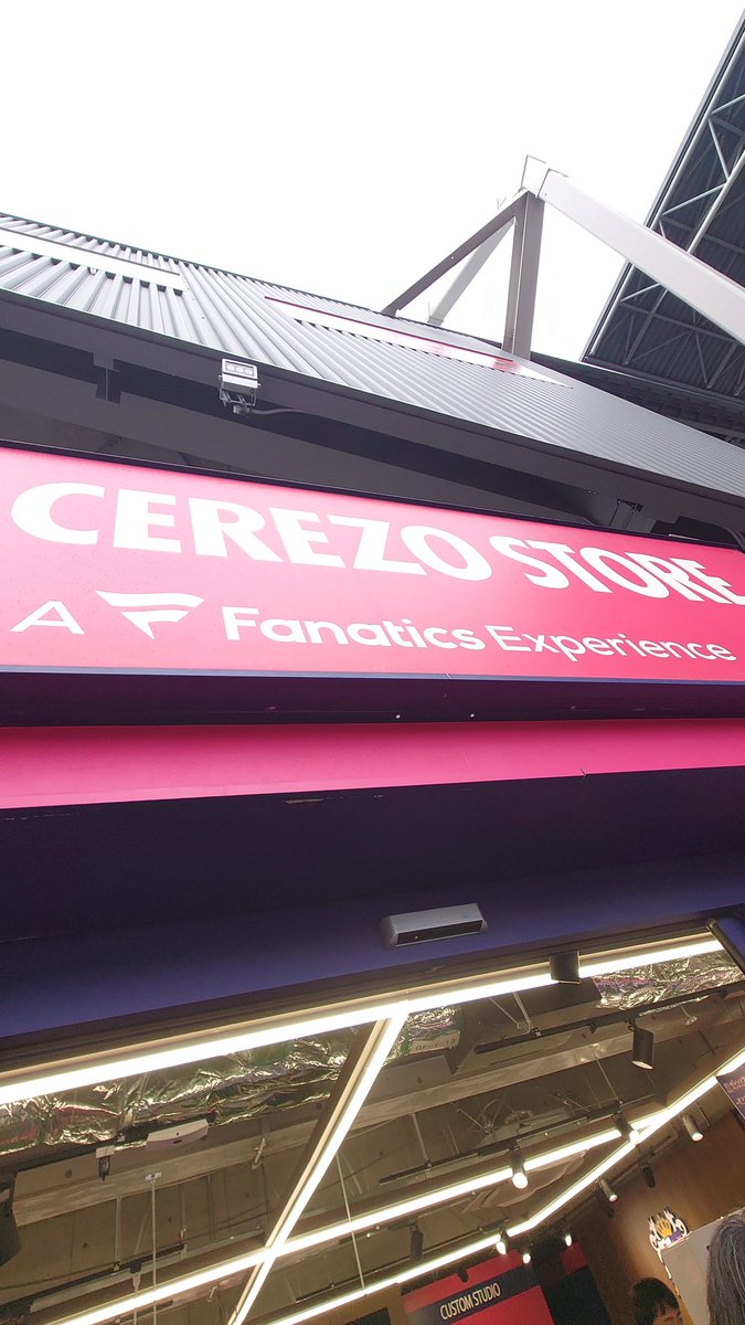 FCsakata0613's tweet photo. 今日はここから。
西中選手、松本選手、宮本選手、ありがとうございました!
#CEREZOSTORE https://t.co/wpjgV6uKZW