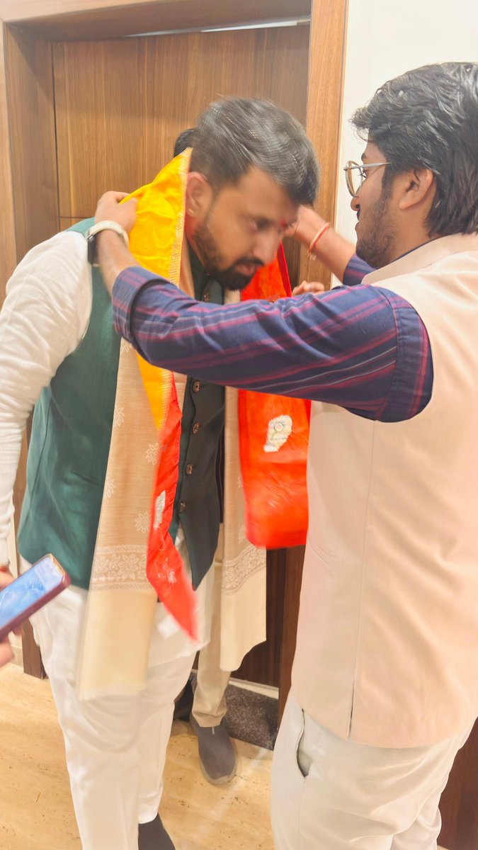 mpatel2421's tweet photo. आज रीवा सर्किट हाउस @BJYM के यशस्वी प्रदेश अध्यक्ष श्री @shyamtailorsjr भैया से आत्मीय भेंट हुई।।
इस संक्षिप्त किंतु सार्थक मुलाकात के दौरान भैया का आत्मीय व्यवहार , सरलता और युवाओं को साथ लेकर चलने की कार्यशैली वाकई अनुकरणीय है। 
@DrVirendraSS https://t.co/bOJ9a4EIrH