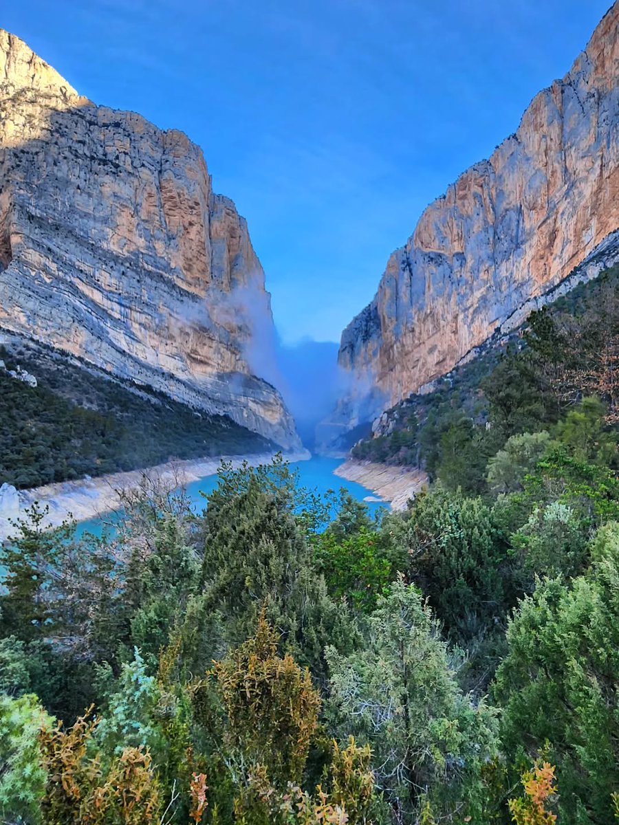 Huesca_LaMagia's tweet photo. El Congosto de Mont-rebei, entre Huesca y Lleida, un desfiladero impresionante, con paredes verticales de más de 500 metros que custodian las aguas turquesas del río Noguera Ribagorzana 🏔️

📸 Foto gracias a https://t.co/MqQS7GWFUU https://t.co/Uiw5BdzcyH
