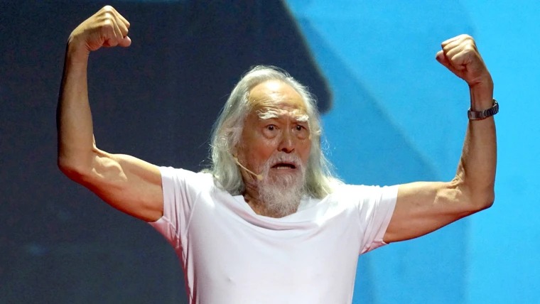 ankorinclan's tweet photo. Dijo una vez Wang Deshun: "A los 44 años aprendí inglés. A los 49 formé mi grupo de pantomima. A los 50 entré a un gimnasio por primera vez. A los 57, creé una forma de arte única llamada ‘escultura viva’. A los 70, empecé a trabajar realmente en mi cuerpo. A los 79, pisé un podio. Hoy tengo 88 y sigo teniendo proyectos, sigo soñando y sigo luchando. Así que cuando digas que es demasiado tarde, piénsalo bien. Quizás solo sea una excusa para no hacer nada. La edad no es el límite, la mentalidad lo es".
