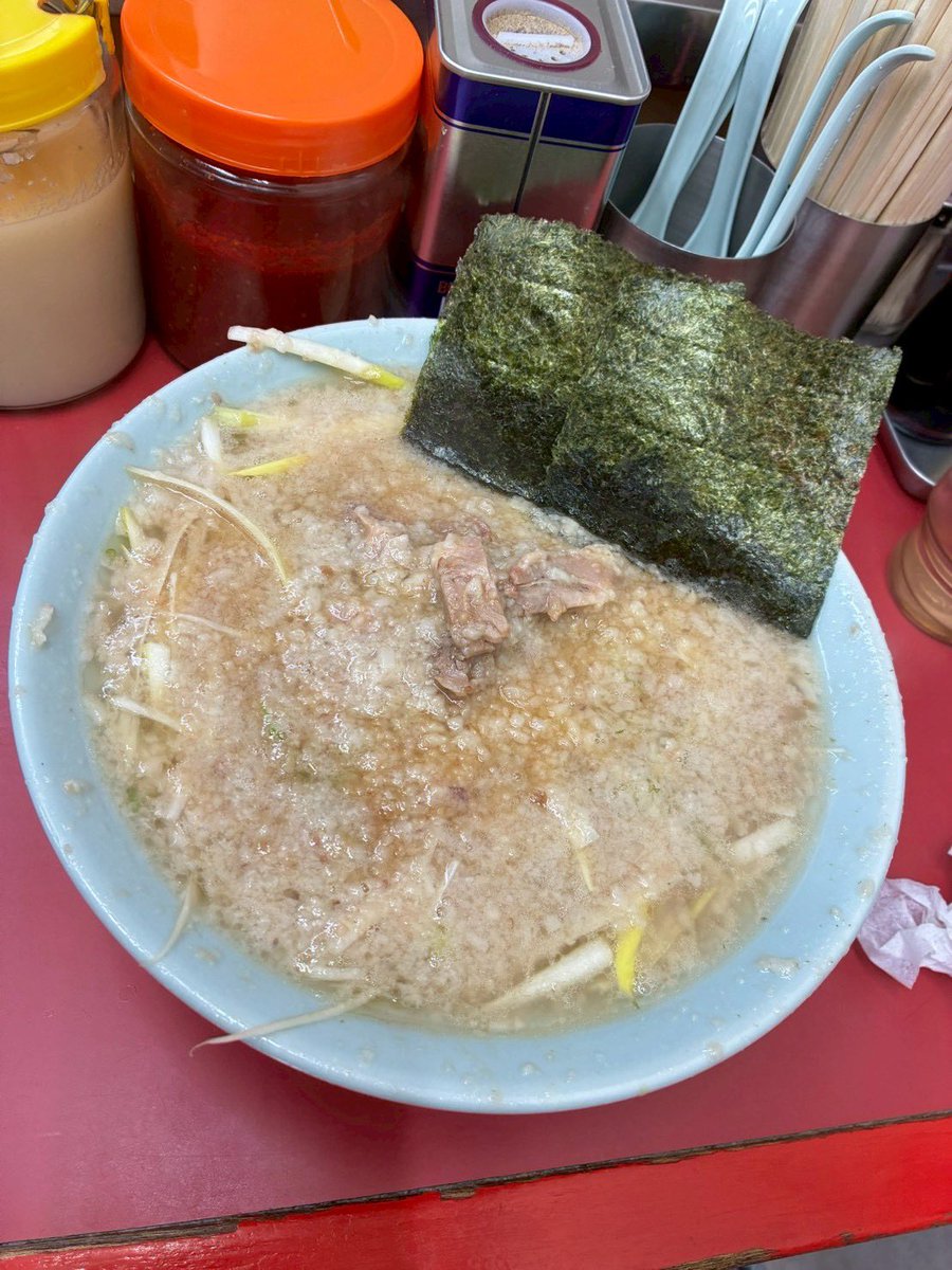 mkhvvvvvv's tweet photo. ラーメンショップ🍜牛久結束店
開店から券売機の並びすご😅
でも回転めっちゃ早いから
カウンターの人はサクサクご案内！
ネギラーメン中コテコテ太麺
ネギチャーシュー麺コテコテ岩のり
脂が美味しすぎた～🤤💗 https://t.co/nG2iXGTqBi