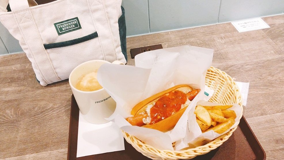 フレッシュネスさんに来るとついついハンバーガー頼んじゃう…けど、食べてみたかったサルサドッグ🌭(o・ω・o)🍅ﾋﾟﾘｶﾗ
良い感じの野菜感だな〜と思ったら、ソースにズッキーニが使われてるみたい！嬉しい。(👈ズッキーニ好き)
後味さっぱり系だから夏に食べてるのもいいかもな〜