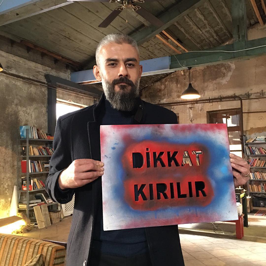 1llXllll's tweet photo. وفاة الممثل كانبولات غوركيم أرسلان، المعروف في  شخصية سفر في "بويراز كاراييل" 💔 https://t.co/x1fC2hB1M6