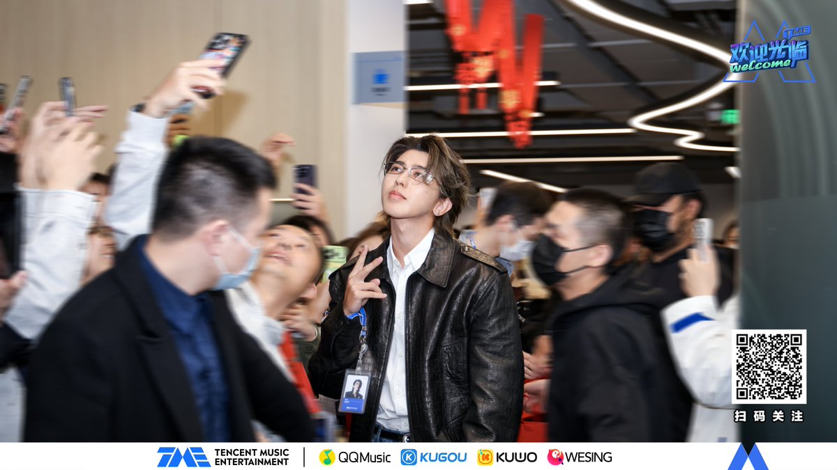 TME_official_'s tweet photo. #KUN makes a surprise appearance at TME with his self-titled new album "KUN."
Beyond delivering new music, he also prepared exclusive custom gift bags for the staff, sharing warm moments and genuine interactions throughout the visit. 🎁✨

From the music to every thoughtful detail, the sincerity speaks for itself.
Join us in supporting "KUN" and witness the start of a bold new chapter. 🎧

#蔡徐坤 携同名全新专辑《KUN》惊喜空降TME！
不仅带来诚意满满的音乐作品，还贴心为员工准备了「新专辑定制福袋」，现场暖心互动不断，氛围直接拉满!🎁✨

音乐已就位，热爱已加载——
一起支持蔡徐坤全新专辑《KUN》，见证全新篇章开启！🎧

#TME