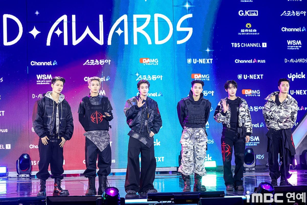 imbcenews's tweet photo. [포토] 엔하이픈, 동계올림픽 성훈 보고있나 
#엔하이픈 #ENHYPEN #디어워즈 #DA #upick 
#유픽 #스포츠동아 #시상식_260211 [iMBC연예]

엔하이픈이 11일 오후 서울 성북구 고려대학교 화정체육관에서 열린 ‘제2회 디 어워즈’(D AWARDS with upick)’ 시상식 레드카펫 행사에 참석해 포즈를 취하고 있다.

⬇️고화질 Click Plz⬇️
https://t.co/ScS4eVV3MT