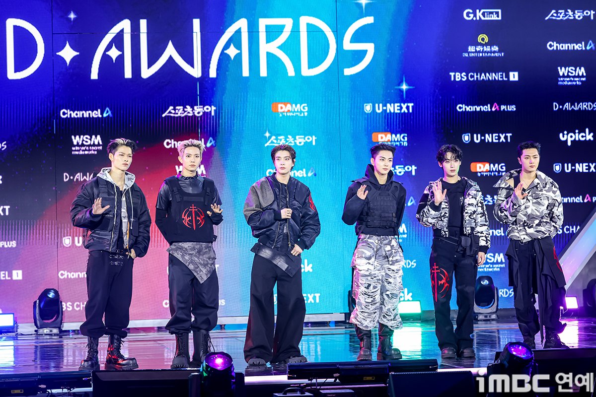 [포토] 엔하이픈, 동계올림픽 성훈 보고있나 
#엔하이픈 #ENHYPEN #디어워즈 #DA #upick 
#유픽 #스포츠동아 #시상식_260211 [iMBC연예]

엔하이픈이 11일 오후 서울 성북구 고려대학교 화정체육관에서 열린 ‘제2회 디 어워즈’(D AWARDS with upick)’ 시상식 레드카펫 행사에 참석해 포즈를 취하고