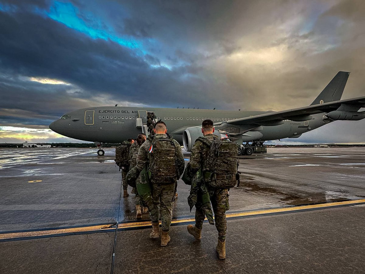 EjercitoTierra's tweet photo. ☀️#BuenosDías, el #EjércitodeTierra culmina su proyección estratégica hacia #Alemania, combinando medios militares y civiles por tierra, mar y aire.👉 Un nuevo reto comienza con el ejercicio #SteadfastDart26 ‼️
✔️ Los #paracaidistas de la Brigada «Almogávares» unidad base generadora del componente terrestre (LCC), han partido desde España. La aportación del Ejército de Tierra supone la proyección de 750 militares, 230 vehículos y 25 contenedores, la mayor contribución española a este importante ejercicio.
🌍 Junto a 10.000 aliados de 11 naciones. @SHAPE_NATO @NATO_MND_S #StrongerTogether #WeAreNATO #SomostuEjército 🇪🇸