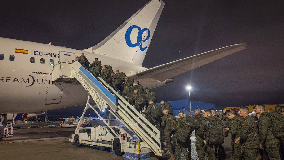 EjercitoTierra's tweet photo. ☀️#BuenosDías, el #EjércitodeTierra culmina su proyección estratégica hacia #Alemania, combinando medios militares y civiles por tierra, mar y aire.👉 Un nuevo reto comienza con el ejercicio #SteadfastDart26 ‼️
✔️ Los #paracaidistas de la Brigada «Almogávares» unidad base generadora del componente terrestre (LCC), han partido desde España. La aportación del Ejército de Tierra supone la proyección de 750 militares, 230 vehículos y 25 contenedores, la mayor contribución española a este importante ejercicio.
🌍 Junto a 10.000 aliados de 11 naciones. @SHAPE_NATO @NATO_MND_S #StrongerTogether #WeAreNATO #SomostuEjército 🇪🇸