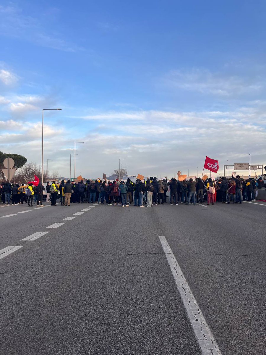 CGTEnsenyament's tweet photo. 🔴⚫️Vaga Educativa de l'11 de Febrer ‼️

✊🏽Hi ha talls i mobilitzacions per tot el territori 

📸Sabadell 
📸Manresa
📸Mataró 
📸Valls

💪Avui desbordem Catalunya! 

✏️Som-hi companyes i companys‼️

🔥Fem-nos respectar. Recuperem el que és nostre🔥 https://t.co/DplI6eXiQH