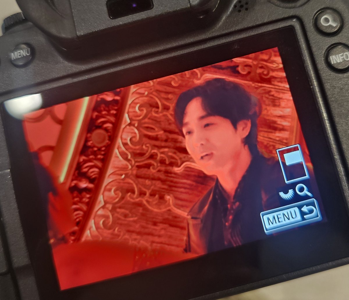 썸머가 손잡고 도니까 서쿤이 표정😂