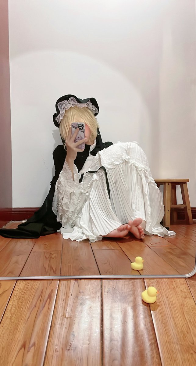 #男娘 #男の娘 #伪娘 #cosplay
那串红玉米
它就在屋檐下
挂着
好像整个北方
整个北方的忧郁
都挂在那儿（收拾房间居然还找到了以前买的日记本，一翻开我甚至可以想起来每一行字大概是在什么时候写下的(*´I`*)