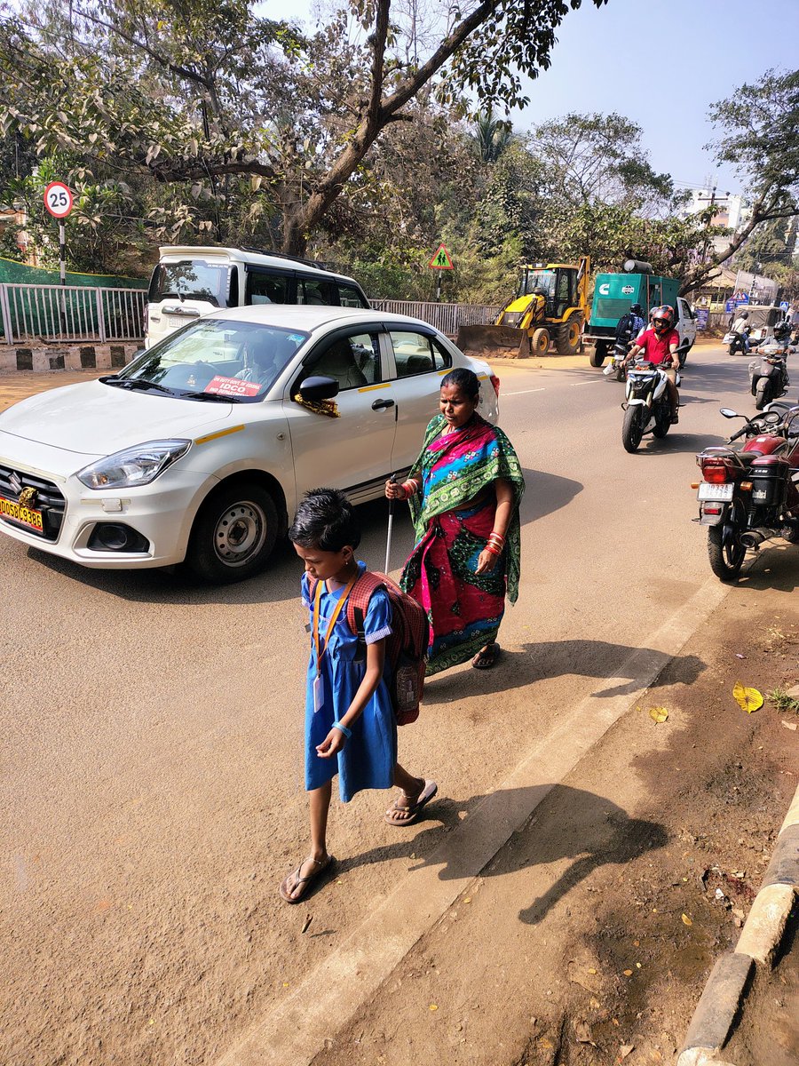 Debasishjourno's tweet photo. ମା' ଜଣକ ଦୃଷ୍ଟିହୀନ। ତଥାପି ତାଙ୍କ ମନରେ ସନ୍ଦେହ, ପିଲାଟି ସ୍କୁଲ୍ ଯିବା ରାସ୍ତାରେ କାଳେ କିଛି ଅସୁବିଧା ହେବ, ସେଥିପାଇଁ ସେ ବାଟକଢେଇ ନେବା ପାଇଁ ଆସିଛନ୍ତି। ପ୍ରେମ ଦିବସର ସଂଜ୍ଞା ଆଉ କଣ କି ❤️

#ValentinesDay2026 https://t.co/kiohgB7668