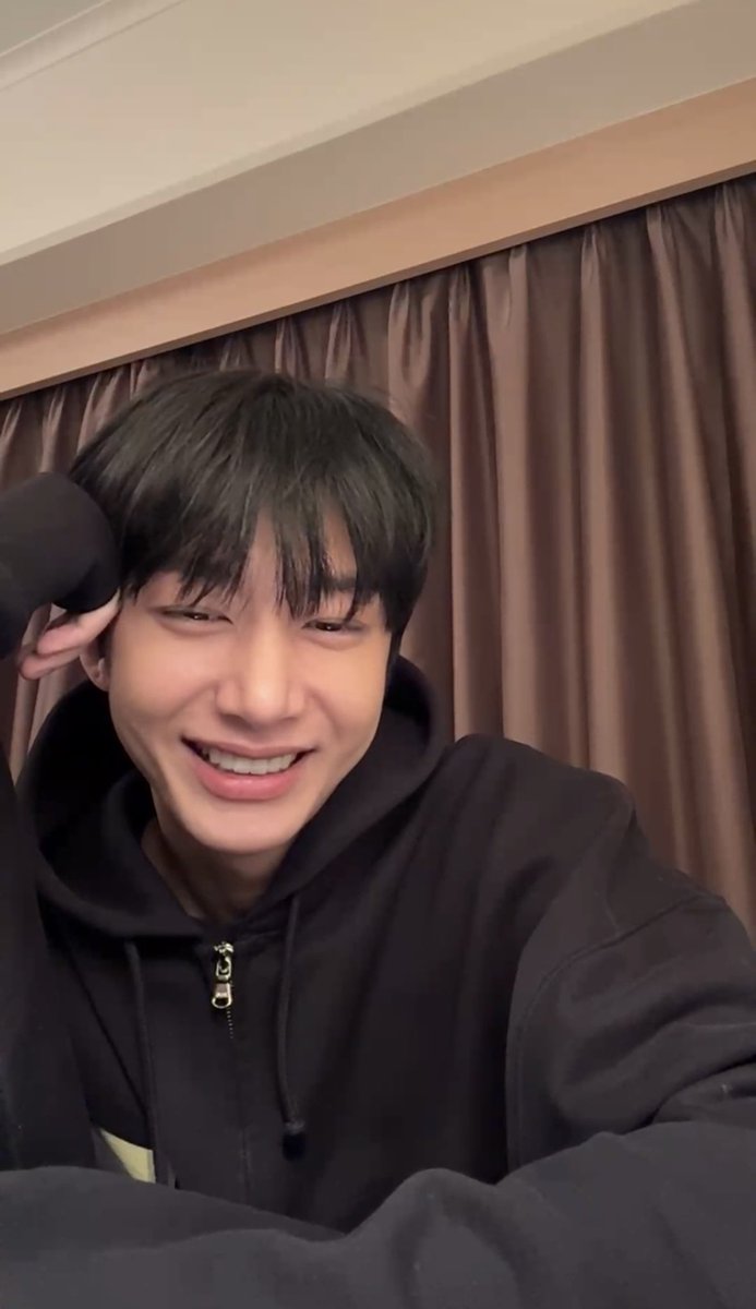 🐢 으지?! 으지라고 안했는데에 의지이

아 어제 라이브 다시보는데 놀리니까 왜케 귀엽다는 듯이 웃으시냐구요.. 난몰라난몰라천번만번말해줘도몰라몰라