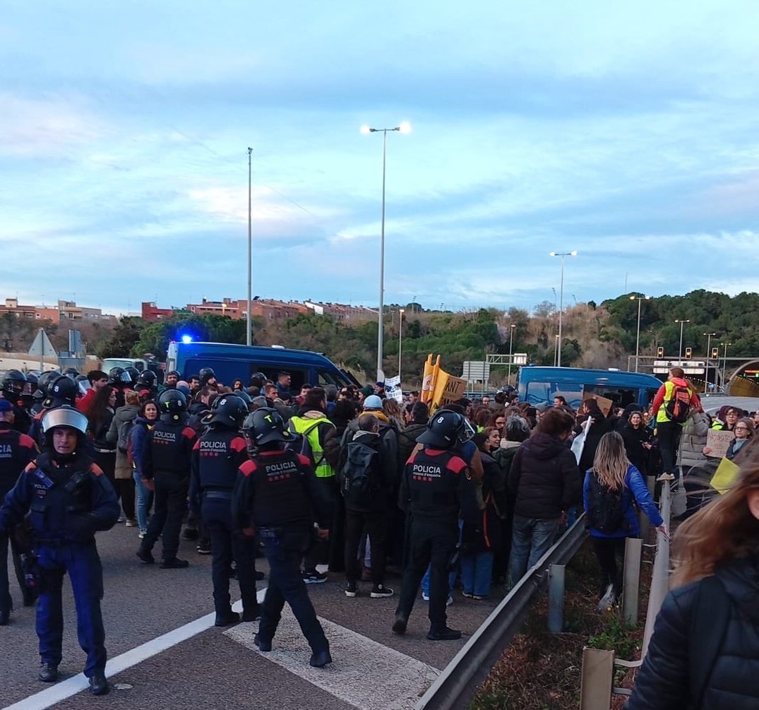 En comptes d'asseure's a negociar, el Govern del PSC envia els Mossos a cardar hòsties al professorat en vaga. Els ha caigut la careta i es mostren com el que són: un govern enemic dels treballadors i del país.