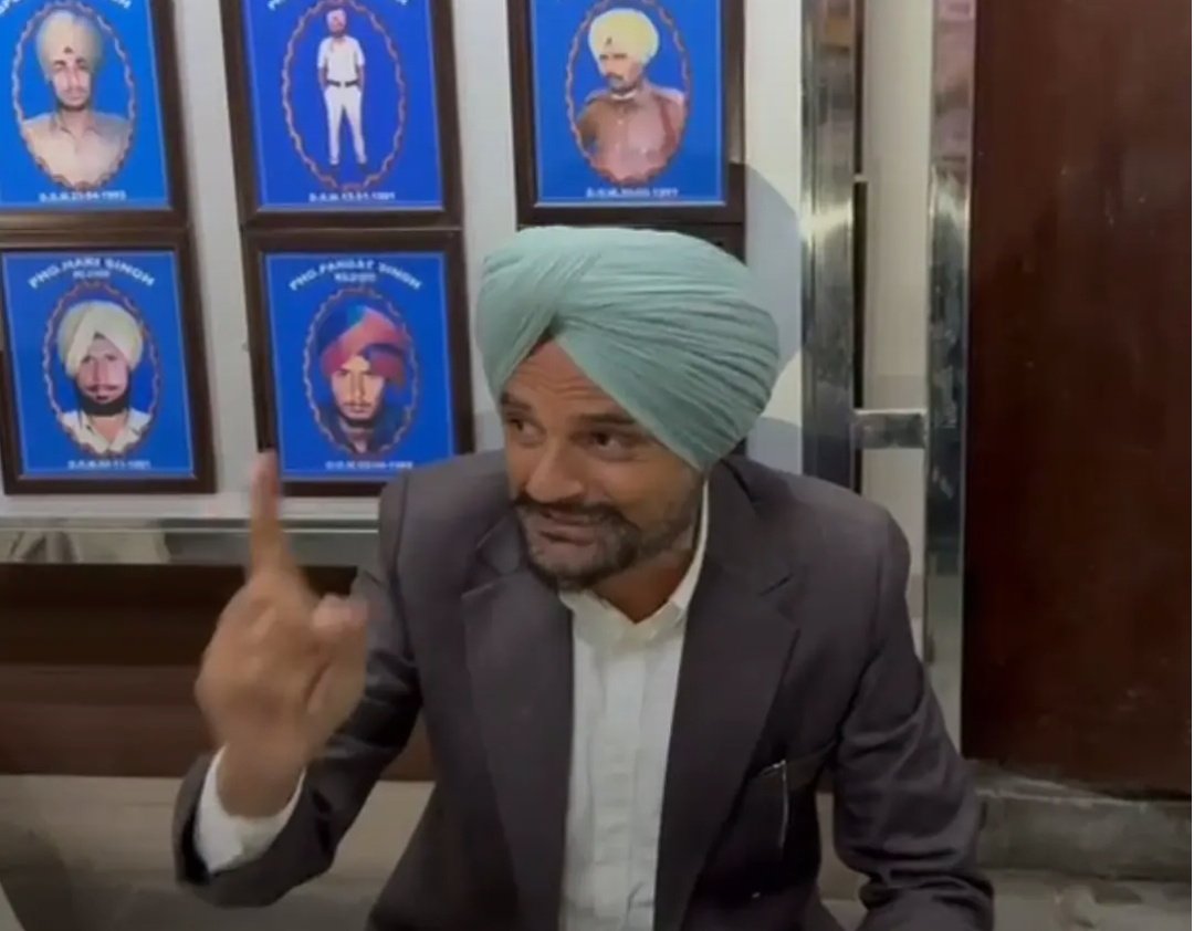 ਆ ਜਿਹੜੇ ਆਖੀ ਜਾਂਦੇ ਕਿ 'ਇਨਾਂ ਦਾ ਟਿੱਡ ਨੀ ਭਰਿਆ'     'ਕੋਈ ਤੋੜਾ ਇਨਾ ਨੂੰ,,, ਸ਼ਰਮ ਮੰਨੋ ਆਖਣ ਲੱਗੇ ਜਿਨ੍ਹਾਂ ਦਾ 10 ਰੁਪੀਏ ਦਾ ਮਾਜਨਾ ਨੀ ਓਹ ਵੀ ਮੂੰਹ ਚੱਕ ਭੋਕੀਂ ਜਾਦਾ!!

ਆਪਦੇ ਪੁੱਤ ਦਾ ਹੱਕ ਮੰਗਦੇ ਆ! ਮੇਹਨਤ ਦੀ ਕਮਾਈ ਐ ਕੋਈ ਠੱਗੀ ਨੀ ਮਾਰੀ। ਕਰੋੜਾਂ ਦਾ ਮਸਲਾ ਕੋਈ ਥੋਡੇ ਆਲਾ 10-20 ਹਜਾਰ ਆਲਾ ਸਾਬ ਨੀ।