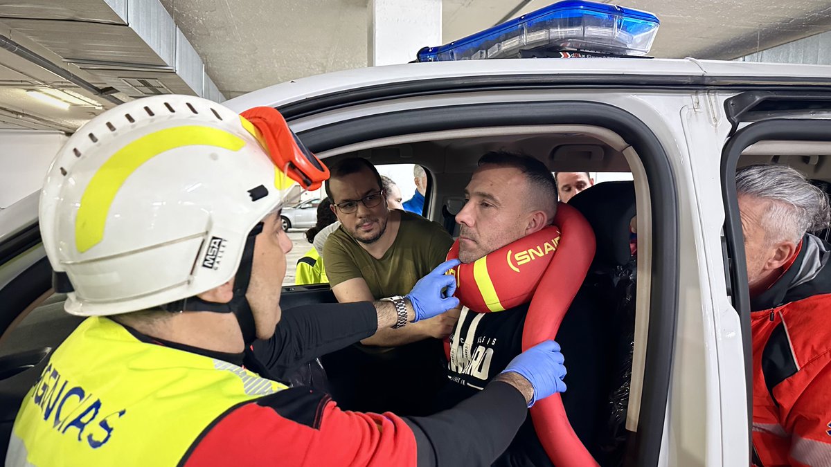 DiarioTES's tweet photo. Ayer participamos en una muy interesante jornada organizada por @SEMESMadrid dirigida a #TES,  sobre el dispositivo "SNAID RESCUE BOA".

Un equipo idóneo para determinadas situaciones, que nos permite el control cervical y una extricación rápida controlada. https://t.co/0hpODPIbHH