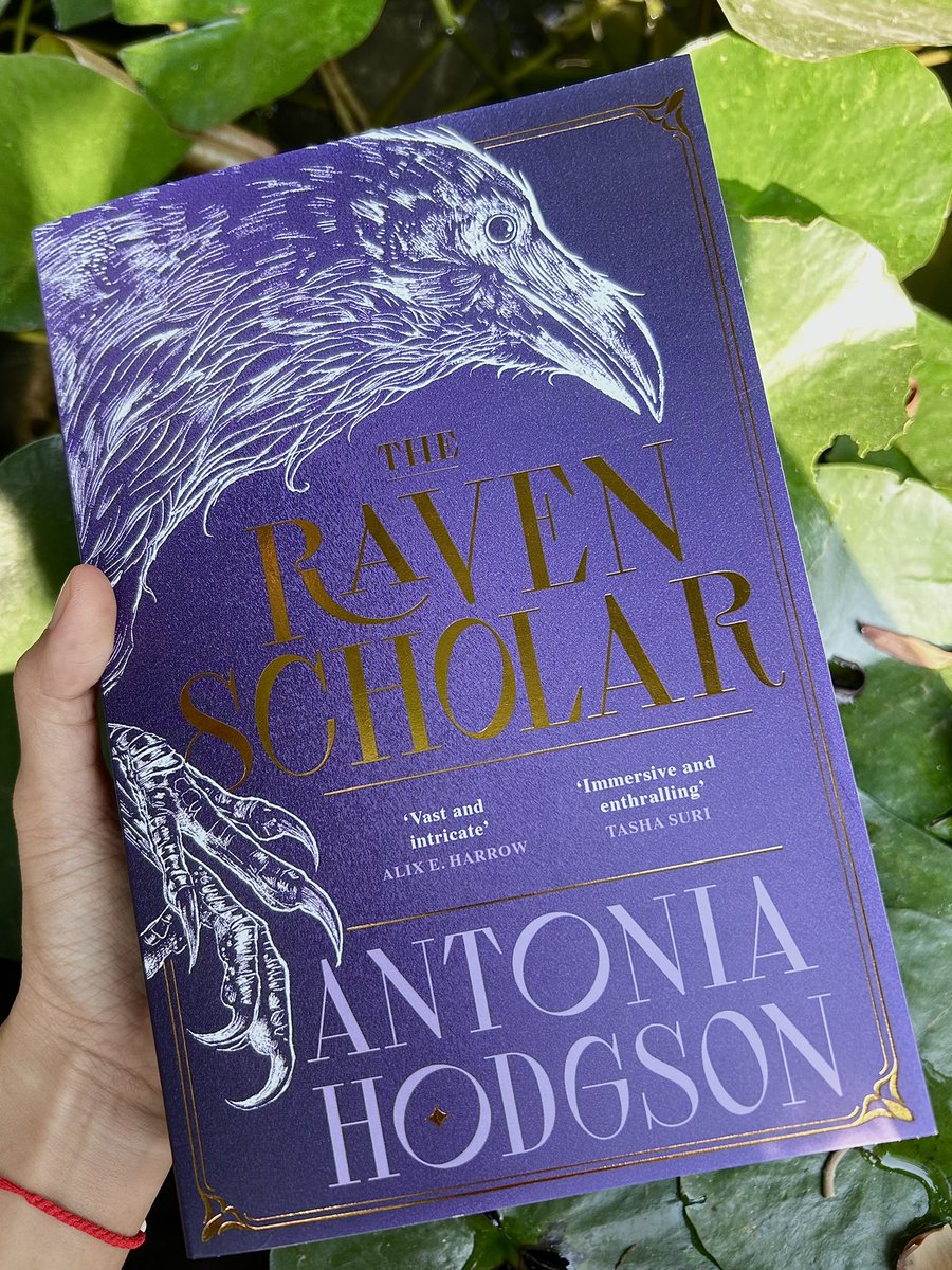 wildberrytea11's tweet photo. หนึ่งในแฟนตาซีที่ถูกพูดถึงมากๆ เมื่อปีก่อนคือ The Raven Scholar ชื่อมันดูไปทาง dark academia แต่ความจริงแล้วไม่ใช่นะ เพราะเป็น high fantasy with murder mystery
เรื่องของคน 7 คนซึ่งเป็นตัวแทนของกลุ่มการปกครอง 7 กลุ่ม เข้าแข่งขันกันเพื่อชิงบัลลังก์และอำนาจการปกครอง
#BerryRead https://t.co/z5quLFvZ3B
