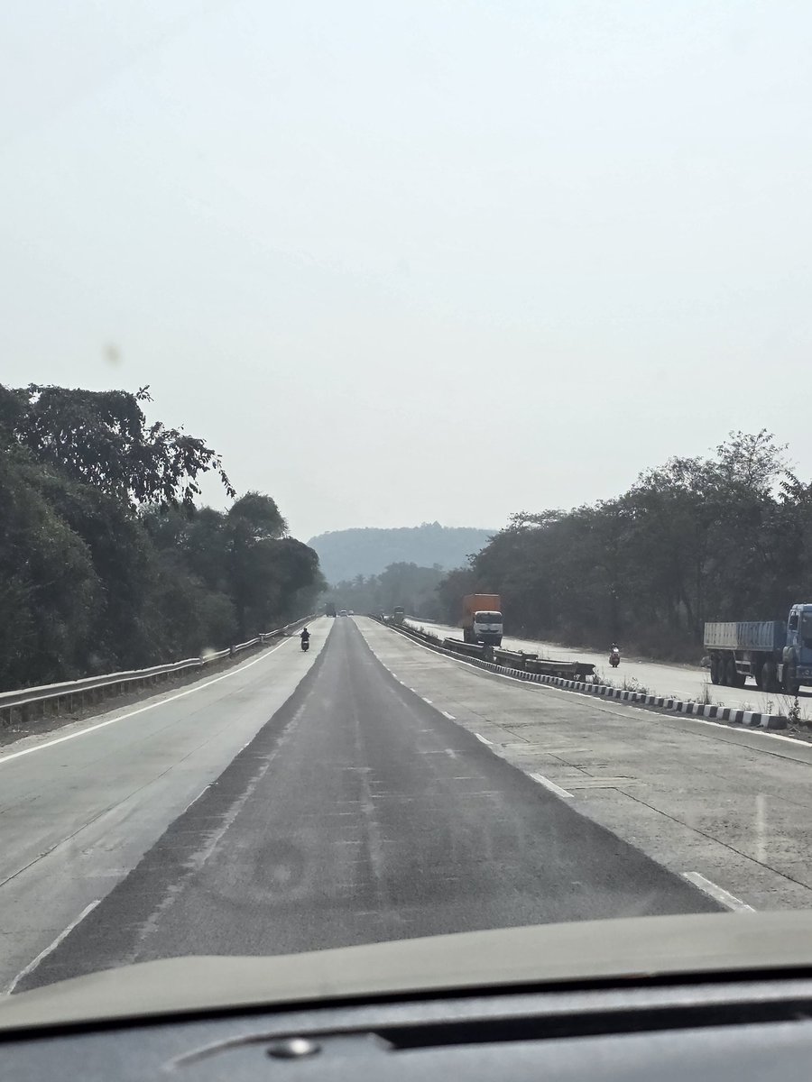 suhiti's tweet photo. It is sad to see a single road (NH 48) built in 3 different ways in Maharashtra. NHAI has different set of budget for Maharashtra it seems. Otherwise the roads in Gujarat and Rajasthan screems quality work! @NHAI_Official @nitin_gadkari Patch work in Maharashtra only! https://t.co/WuiXWTZRhG