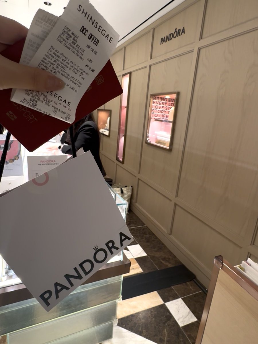 iamna_zip's tweet photo. 最近流行りPANDORA💎🤍
韓国限定チャームが可愛すぎたので渡韓の記念におすすめ✨✨私は南京錠モチーフを購入した🔐 https://t.co/U1fTqVVX9E