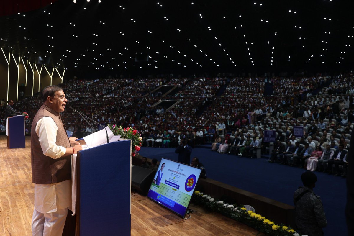 himantabiswa's tweet photo. 1.5 lakh Govt jobs and beyond💪

Today, I distributed appointment letters to 1,879 candidates in various departments, who will now be able to serve Aai Asomi.

With this we have provided jobs to 1,58,373 candidates in Assam and will continue this journey in the coming days. https://t.co/9SeiltCs0i