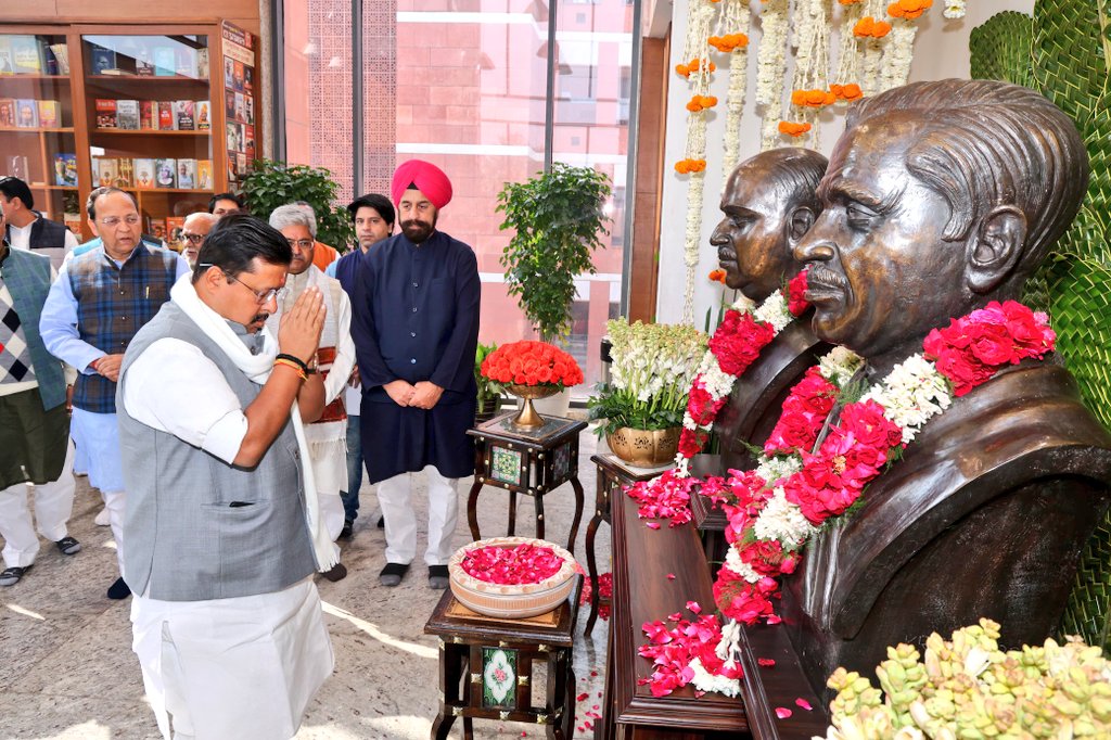 आज भाजपा मुख्यालय में जनसंघ के संस्थापक श्रद्धेय पंडित दीनदयाल उपाध्याय जी की पुण्यतिथि पर पुष्पांजलि अर्पित कर श्रद्धापूर्वक नमन किया।

उन्होंने राजनीति को विचार की स्पष्टता और सेवा की भावना से जोड़ा। अंत्योदय का उनका संकल्प आज भी यह प्रेरणा देता है कि शासन का केंद्र अंतिम