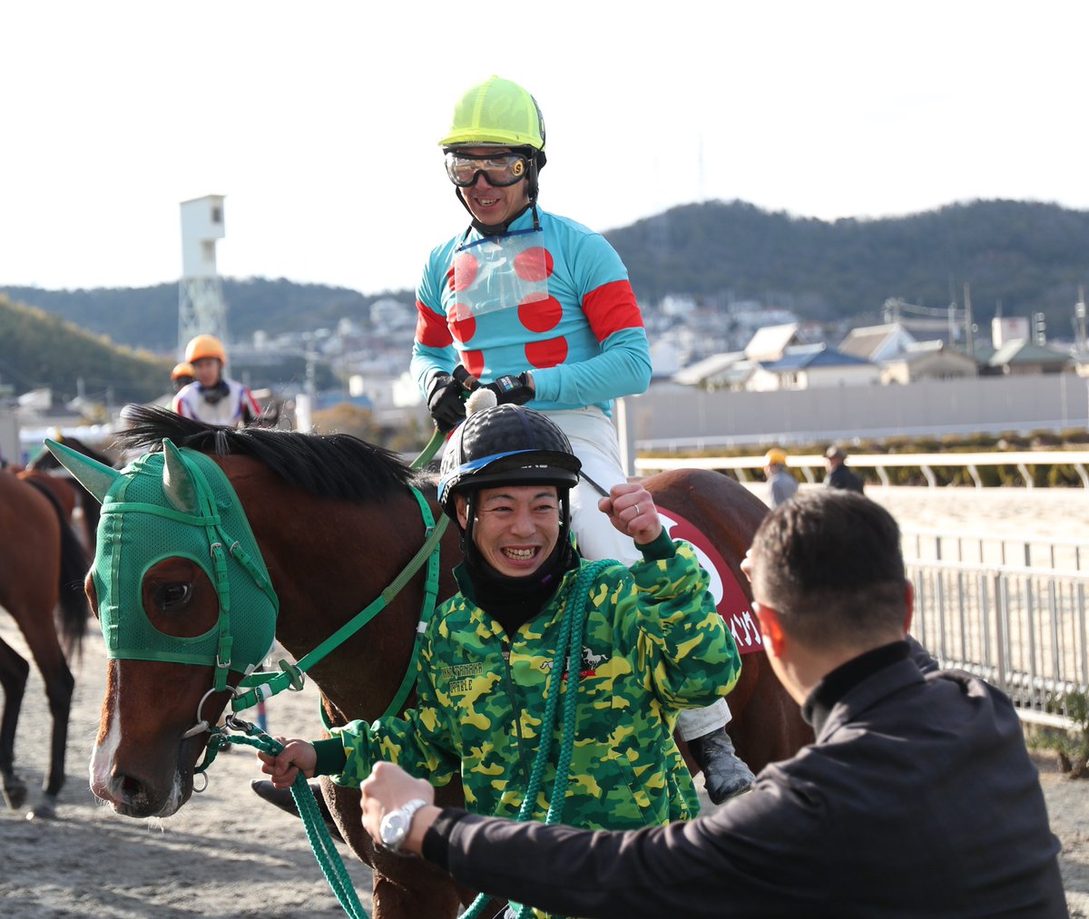 sponichikeiba's tweet photo. 【#姫路競馬】
11Rの第10回 #兵庫ウインターカップ は #下原理 騎手騎乗の #ペースセッティング が優勝㊗️
下原騎手は表彰式でプレゼンターを務めた野球評論家の #福留孝介 氏登場に驚いていましたが「うれしい」を連呼してツーショットをお願いしていました🥰 https://t.co/9qEoL2K3k9