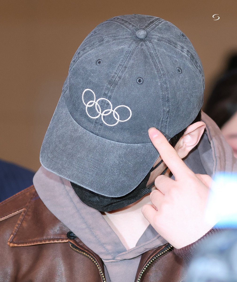 proud sunghoon showing off his olympic cap at the reporters 🥹🫳