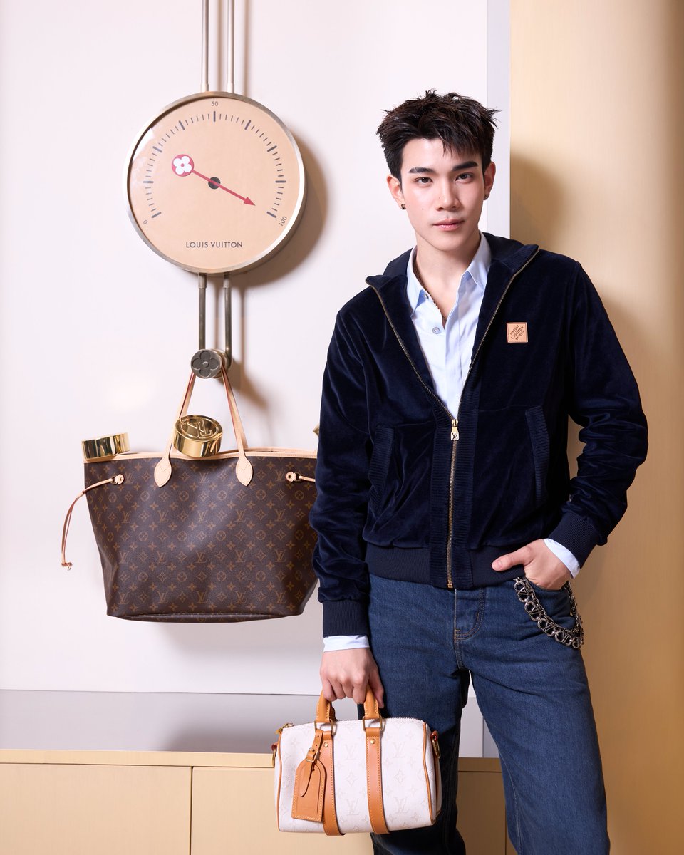 โมเมนต์สำคัญของ House Ambassadors แบรนด์ Louis Vuitton “แบมแบม-กันต์พิมุกต์” #BamBam, “ญาญ่า-อุรัสยา” #urassayas พร้อมด้วย “โฟร์ท-ณัฐวรรธน์” #Fourthnattawat ร่วมเฉลิมฉลองครบรอบ 130 ปี ของลาย Monogram
.
ผ่านประสบการณ์ป๊อปอัพสุดเอ็กซ์คลูซีฟ ณ LOUIS VUITTON HOTEL BANGKOK