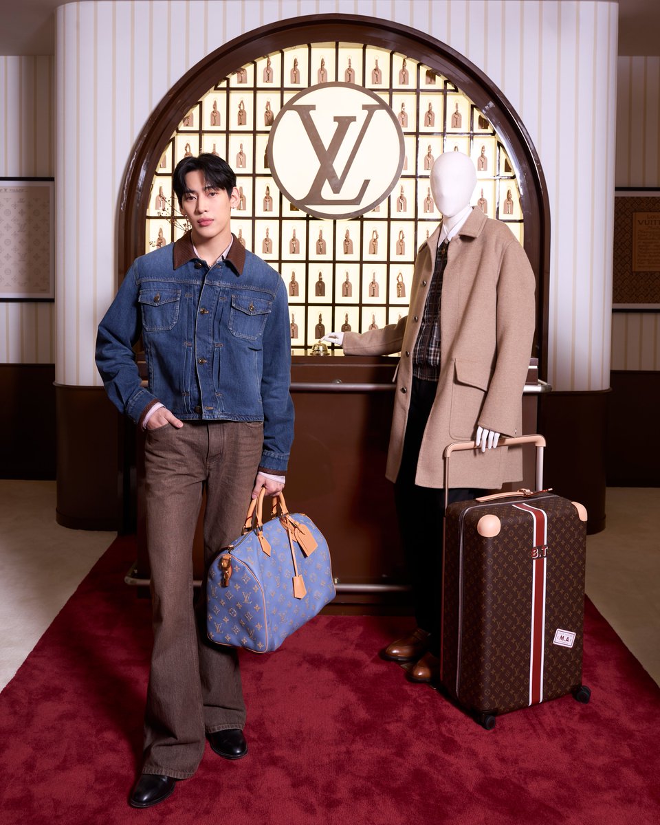 howemagazine_th's tweet photo. โมเมนต์สำคัญของ House Ambassadors แบรนด์ Louis Vuitton “แบมแบม-กันต์พิมุกต์” #BamBam, “ญาญ่า-อุรัสยา” #urassayas พร้อมด้วย “โฟร์ท-ณัฐวรรธน์” #Fourthnattawat ร่วมเฉลิมฉลองครบรอบ 130 ปี ของลาย Monogram
.
ผ่านประสบการณ์ป๊อปอัพสุดเอ็กซ์คลูซีฟ ณ LOUIS VUITTON HOTEL BANGKOK จุดหมายปลายทางแห่งเดียวในเอเชียตะวันออกเฉียงใต้
.
ป๊อปอัพพิเศษที่ถ่ายทอดเรื่องราวมรดกแห่งการเดินทาง งานหัตถศิลป์ และจิตวิญญาณแห่งนวัตกรรมของเมซง ผ่านแต่ละห้องที่อุทิศให้กับกระเป๋า Monogram ไอคอนิกอย่าง Keepall, Speedy, Alma, Neverfull และ Noé จากชิ้นงานแห่งการเดินทาง สู่สัญลักษณ์ทางวัฒนธรรมที่ข้ามก��ลเวลา
.
เปิดให้เข้าชมตั้งแต่ วันที่ 11 กุมภาพันธ์ – 15 มีนาคมนี้
.
#LVMonogram130 #LouisVuitton
#HOWE #HOWEMAGAZINE