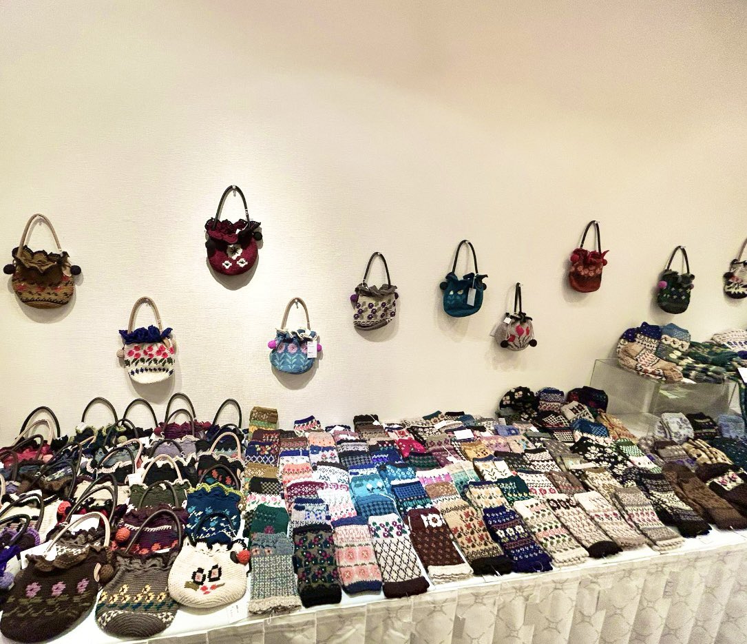 明日は東京で２年に一度の即売会です。
お近くへ来られた際には是非お立ち寄りくださいませ。
私のスペースはこんな感じです😃

『日本編物手芸協会　展示即売会』

2月12日〜2月19日
（初日の12日は午後１時開場）
午前10時〜午後５時（最終日午後３時）

会場：西新宿