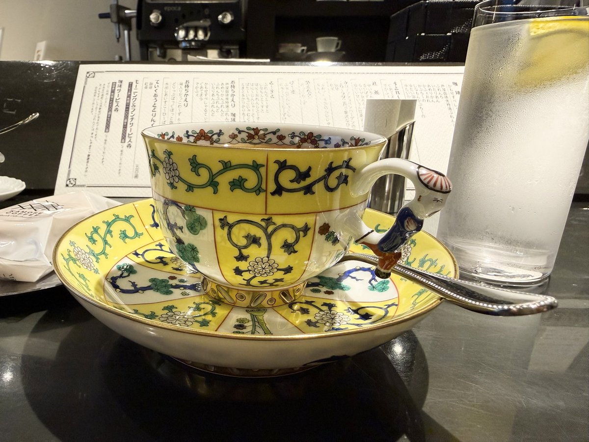 今日はヘレンドの「西安の黄」、1849年に発表されたヘレンド初の