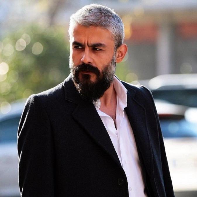 AdbaTv's tweet photo. Poyraz Karayel dizisiyle tanınan 45 yaşındaki ünlü oyuncu Kanbolat Görkem Arslan hayatını kaybetti. Çok genç ve ani bir kayıp. Allah rahmet eylesin, sevenlerine sabır diliyoruz. https://t.co/RsZcCdox7T