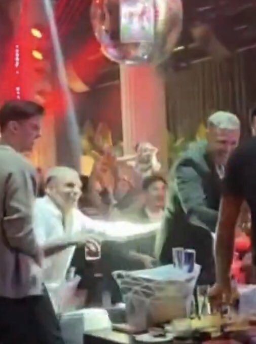 Galatasaray başkanı Dursun Özbek yeni nesil çocuklar İcardi'yi örnek alıyor demişti.

Bu ülkenin çocukları tertemiz bu oe gibi kirli değil İcardi ve Torreira derhal sınır dışı edilsin!