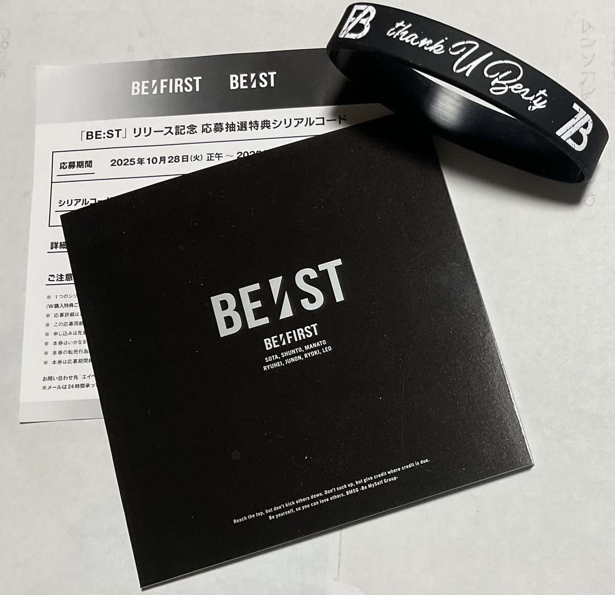 satoru_hyotan's tweet photo. ＃BEFIRST、声がいい。会場に通り、聴いてるだけで心地よくなる。それも、目の前にリアルな身体を置いて発せられるんだから、私の中にずんずん入ってくる。おまけに6人の個性が際立つこと際立つこと。一人ひとりの違いを体感するだけでも楽し過ぎる。圧倒的な存在感を示すオーラ出てるし。
そう、今日は初めての「生ビーファ」体験。「ベストアルバム購入者抽選特典スペシャルトークショー」に参加した。
ひたすら自然体で、途中でトイレ行くし、暑いと上着脱ぐし、悩むと黙っちゃう。気取らず、心のままに振る舞ってて、日常もこんな感じでしゃべったりしてるのかなと想像した。もちろん、全くのプライベートは違うんだろうけど、ショーとプライベートの距離が、断トツで短い気がした。
大喜利的なトークが中心で、もっと日常を語ってほしいなとは思ったけど、あのオーディションを勝ち抜き、半端なく忙しいスケジュールをこなしているタフなメンバーなんだと思うとジーンとしてきて、強靱で才能あふれた6人だからこそ、たたずまいは自然になるのかなと考えるなど。「貫禄」って言うと変だけど、最高のプロに向かってる矜持と自信も伝わって来た。
最後、6人で会場を一周してくれたので、1メートル横でそれぞれの姿を見られたのは胸熱。千人をざっと見渡して、男性とおぼしき人を5人しか見つけられなかった。女性とおぼしき人ばかりに囲まれても、堂々と楽しんできた。予想通り、また ＃BEFIRST を一段と大好きになって帰って来た。もちろん推してる #SHUNTO もカッコよかった…時々ぞんざいに話したり、けだるそうに他のメンバーとからんだりするのがキュートだった。こちらも推しエネルギー充てん！