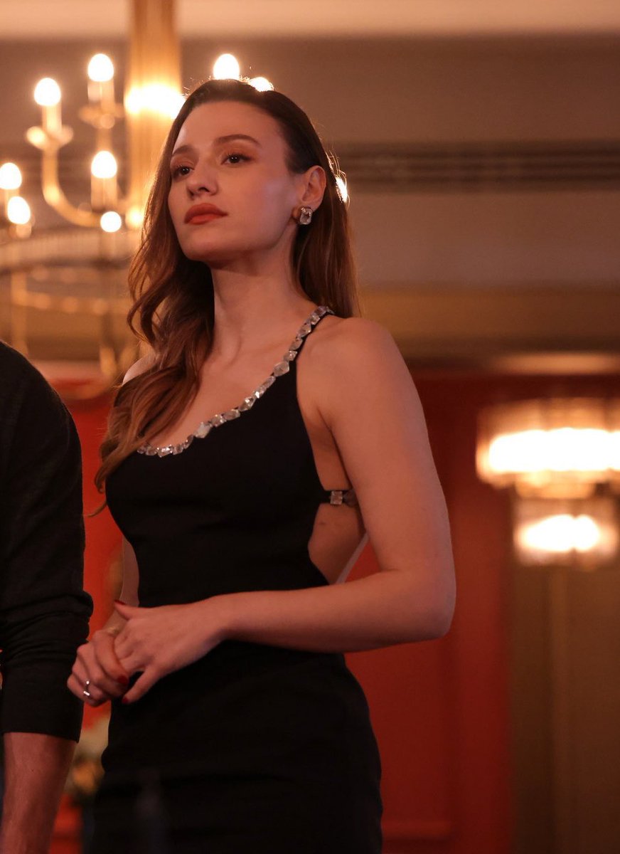 dizide on plana cikip basrol erkekle de yakistigi icin linclenen kadinlara zaafimiz var maalesef seni savunacagiz melegim