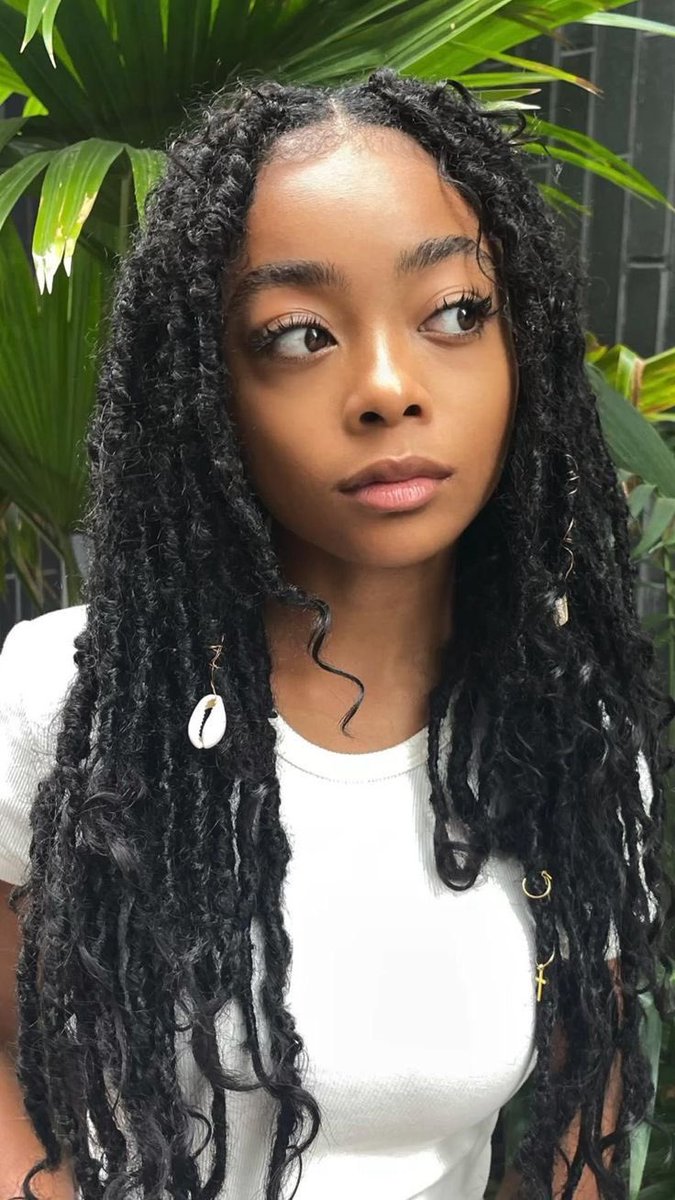 Yoonivers1's tweet photo. @cecetwt @angxlicgoddess @burkinababee Girl you need glasses, they look nothing alike 😂 https://t.co/P0mFNwKyC6