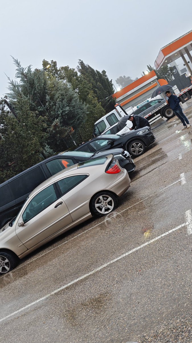 Jesus_Tortosa's tweet image. 25 coches está noche con los neumáticos averiados por Reventones por los socavones de la Autovía A4 a la altura de Santa Elena en Jaén. 
No podemos subir a Madrid en Tren, tampoco por carretera... ¿Helicóptero?
En mi parte con @guardiacivil 5 coches con lo mismo.