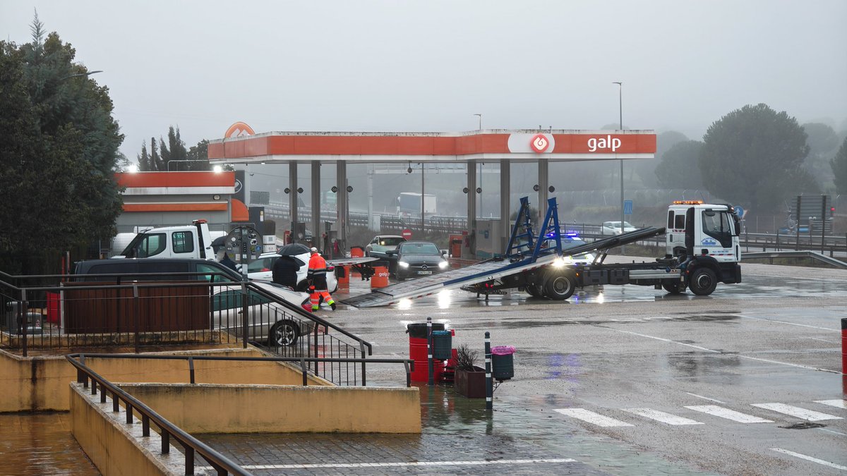 Jesus_Tortosa's tweet image. 25 coches está noche con los neumáticos averiados por Reventones por los socavones de la Autovía A4 a la altura de Santa Elena en Jaén. 
No podemos subir a Madrid en Tren, tampoco por carretera... ¿Helicóptero?
En mi parte con @guardiacivil 5 coches con lo mismo.