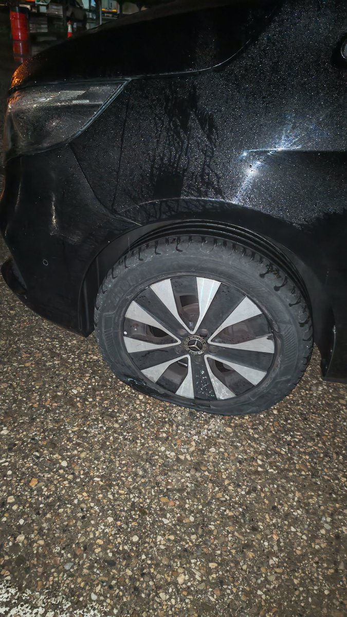 Jesus_Tortosa's tweet image. 25 coches está noche con los neumáticos averiados por Reventones por los socavones de la Autovía A4 a la altura de Santa Elena en Jaén. 
No podemos subir a Madrid en Tren, tampoco por carretera... ¿Helicóptero?
En mi parte con @guardiacivil 5 coches con lo mismo.