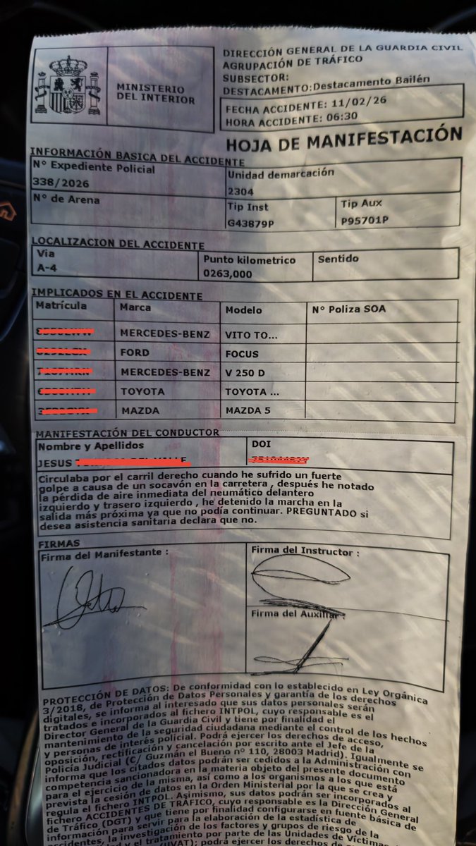 Jesus_Tortosa's tweet image. 25 coches está noche con los neumáticos averiados por Reventones por los socavones de la Autovía A4 a la altura de Santa Elena en Jaén. 
No podemos subir a Madrid en Tren, tampoco por carretera... ¿Helicóptero?
En mi parte con @guardiacivil 5 coches con lo mismo.
