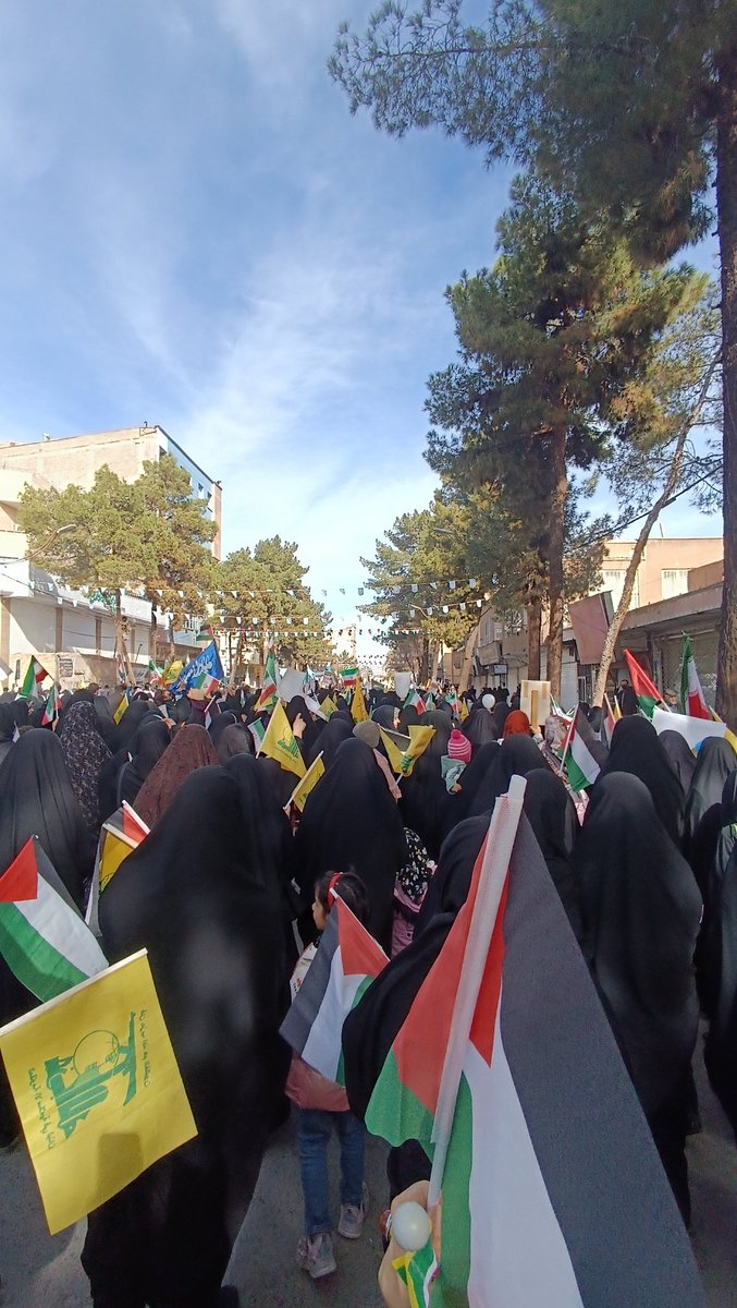 poorshirAli's tweet photo. همه آمده‌اند تا دشمن را مایوس کنند
چه خانوادگی چه با دوستان و رفقا 😊
 تجدید میثاق دوباره ملت ایران با آرمان‌های انقلاب
ایران پیروز تاریخ است
#فتح_بزرگ
#تجدید_پیمان https://t.co/p9Biv3W0PG