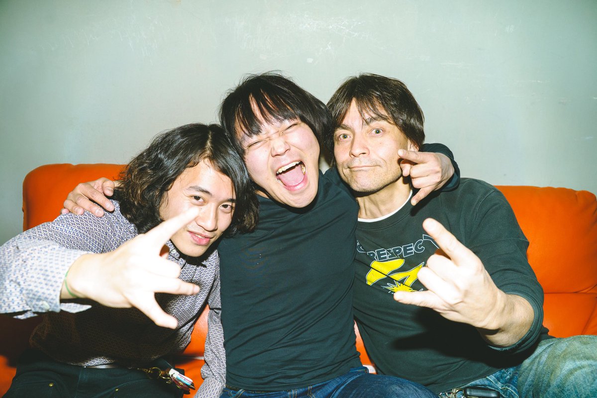ShoutarouN's tweet photo. Welcome to orange sofa🍊

Guest 🎤 @tobyasmusiq 
           🎸 @MIYU_ASTERISM 

📸 photoisgroove 

大好きな仲間達と朝まで飲んでた🍻

#SAHAJi #サハジ #鮎貝健 さん #asterism #asterismmiyu 
#myfriend #rocknrollstar #hellyeah #rockfujiyama https://t.co/PUKnoVlpDl