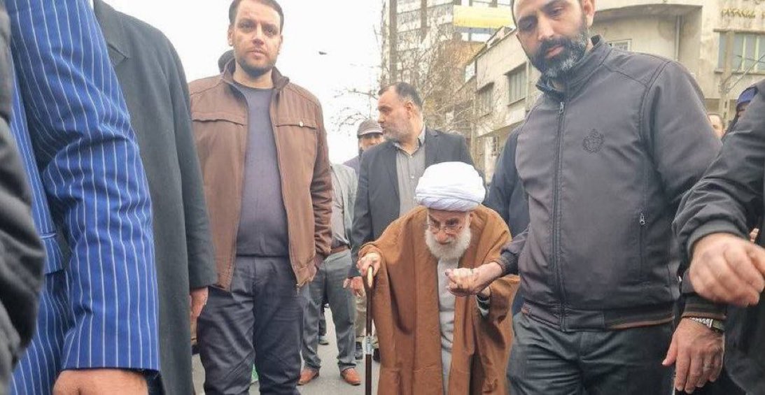 حالا این خدازده که اصلا تو جمعیت دیده نمیشه...
میزاشتین بمونه خونه استراحت کنه.