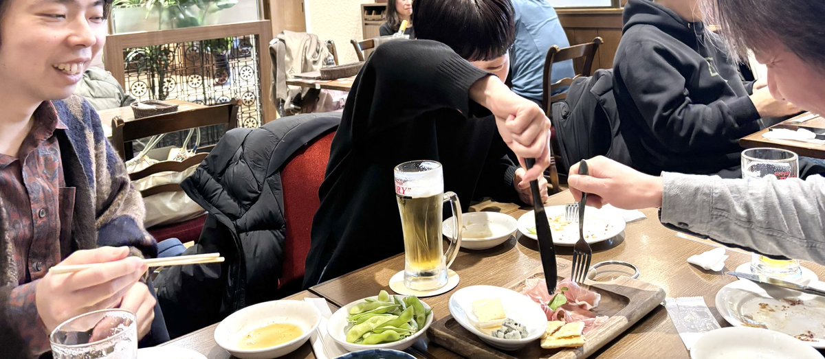 12fluffychair's tweet photo. 皆さま、お久しぶりです！

今日は遅ればせながらTwelve Fluffy Chairの新年会でした🍺相変わらずメンバー一同元気です😄

今年の活動についての方針が固まったので、春から活動再開します☘️

楽しいことができたらいいなと思っておりますので、今年もTwelve Fluffy Chairをよろしくお願いいたします🥰 https://t.co/KGYjrV48S2