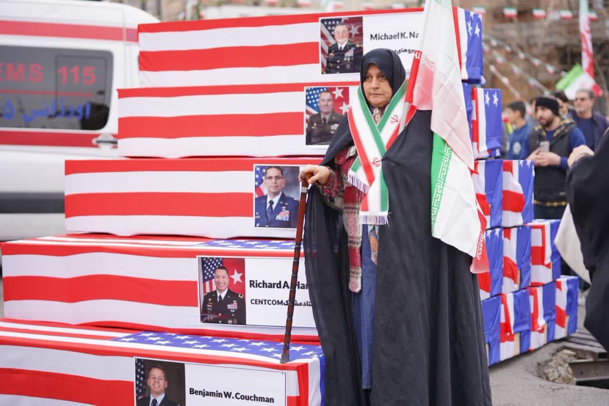 Dromanzahwi's tweet photo. واضحة إلى استمرار الرفض الشعبي للسياسات الأمريكية تجاه إيران. وتزامنت هذه الرموز مع هتافات "الموت لأمريكا" ورفع صور شهداء الثورة، فيما أكدت المشاركة الواسعة على تمسك الشعب الإيراني بمبادئ الثورة ومقاومة "الهيمنة الأمريكية". الصور أظهرت النعوش مغطاة بأعلام أو مزينة برموز https://t.co/HyT3fNfEFA