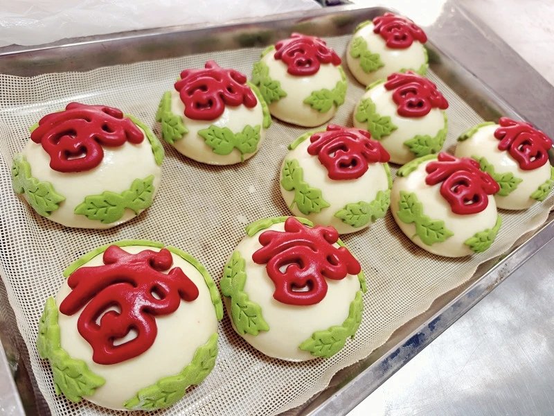 PananChina1's tweet image. 花馍摆在年夜饭桌上，又好看又喜庆。#becomingChinese #ChineseLifestyle #DailyHabits