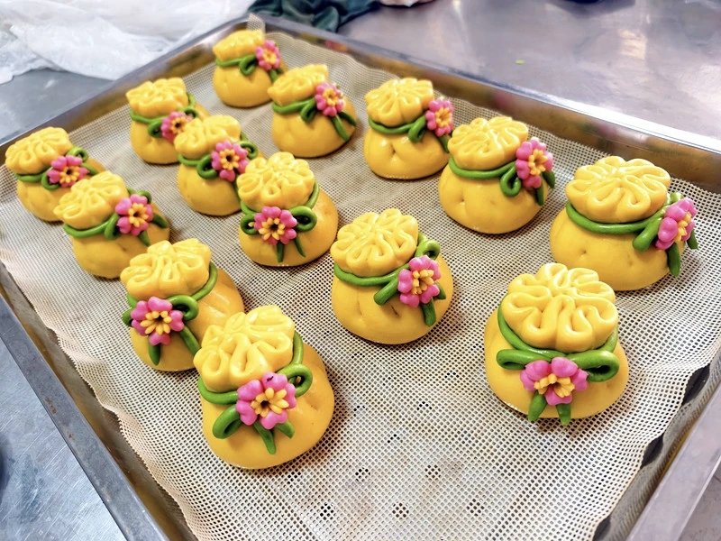 PananChina1's tweet image. 花馍摆在年夜饭桌上，又好看又喜庆。#becomingChinese #ChineseLifestyle #DailyHabits